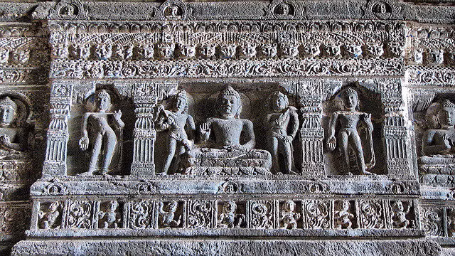 Hệ thống hang động Ajanta được tạo ra trong 2 thời kỳ. Cụ thể, các hang số 8, 9, 10, 12, 13, 15A được xây dựng vào giai đoạn đầu thế kỷ 2 trước Công nguyên. Những hang này mang đậm màu sắc của Phật giáo nguyên thủy.