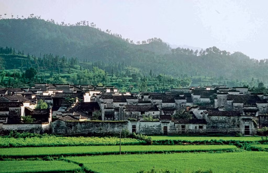 Ngôi làng Ding Wuling là một trong những điểm đến thu hút du khách nhờ vào bề dày lịch sử văn hóa cùng kiến trúc độc đáo. Đến đây, bạn sẽ cảm thấy như lạc vào một miền đất yên bình đến kỳ lạ bởi không gian thoáng đãng cùng cảnh quan thiên nhiên hoang sơ, tươi đẹp.