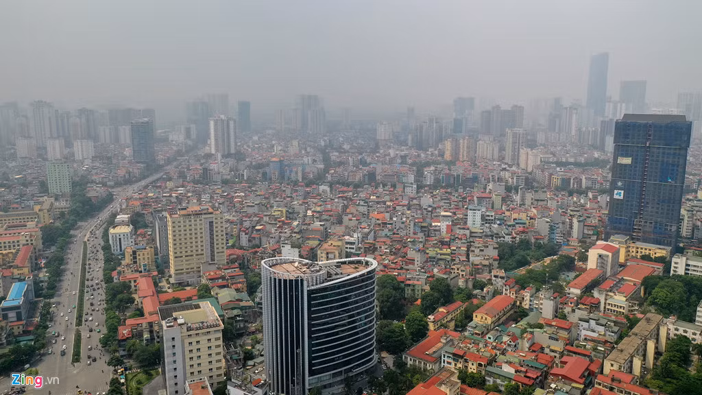 Ô nhiễm bụi mịn PM2.5 là vấn đề nghiêm trọng nhất, loại bụi này chứa nhiều hạt kim loại có khả năng gây ung thư và đột biến gen. Các khẩu trang thông thường không thể ngăn loại bụi này. (Hình ảnh tại khu vực quận Đống Đa).