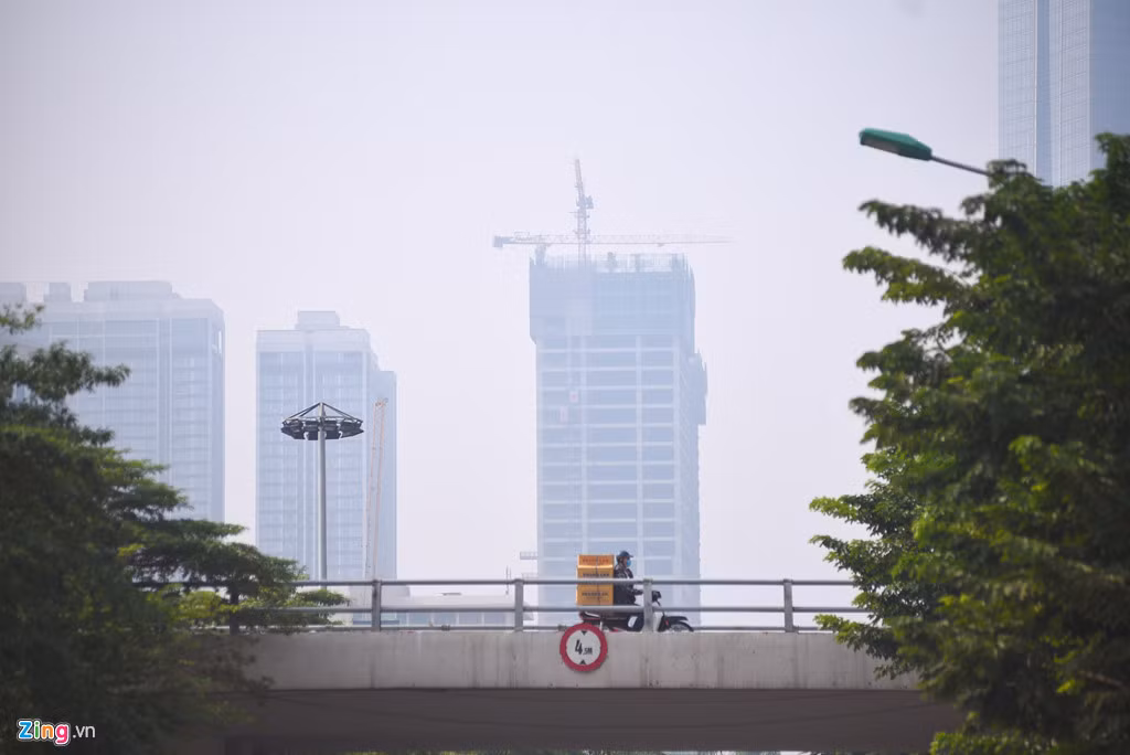 Khu vực quận Ba Đình nhìn từ hướng phố Văn Cao. Ô nhiễm không khí được coi là vấn đề nghiêm trọng của thủ đô Hà Nội trong nhiều năm qua, đặc biệt là vào mùa đông, khi hiện tượng nghịch nhiệt xảy ra thường xuyên.