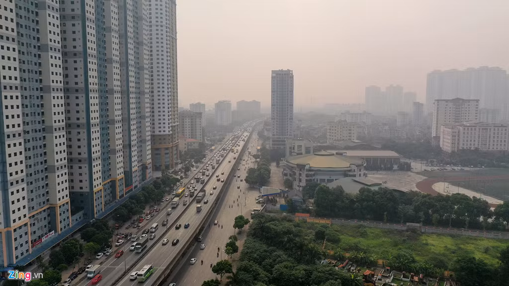 Có nhiều nguyên nhân chính dẫn đến ô nhiễm không khí thủ đô gồm hoạt động giao thông, xây dựng, hoạt động sản xuất công nghiệp. Trong ảnh, khu vực đường vành đai 3 trên cao đoạn đi qua chung cư Kim Văn - Kim Lũ, quận Hoàng Mai lúc 9h sáng 16/9.