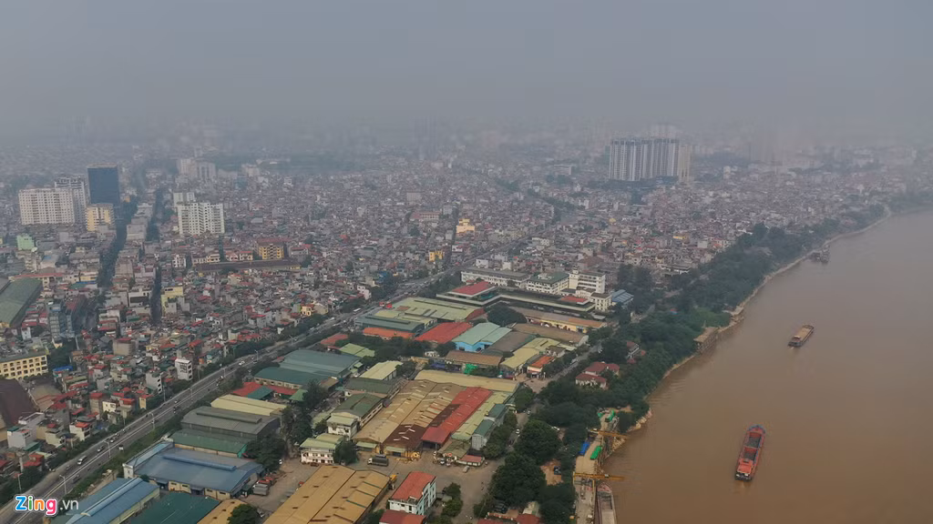 Các nhà khoa học cũng khẳng định hiện tượng ô nhiễm còn do sự quản lý các công trình xây dựng không tốt. Bụi từ các nơi sản xuất xi măng, sắt thép, hoá chất ở các tỉnh bay về Hà Nội, bụi mịn cũng hình thành do đốt rơm rạ, đốt rác. (Hình ảnh khu vực ven sông Hồng đoạn gần các cây cầu Vĩnh Tuy, Chương Dương).