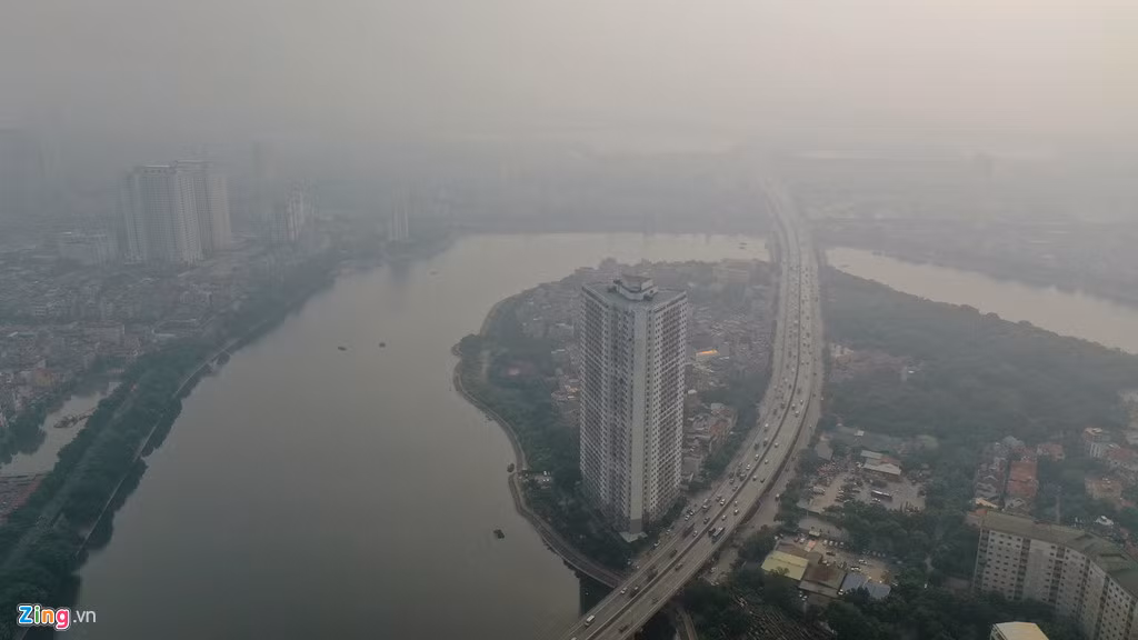 Cảnh mịt mờ tại khu vực bán đảo Linh Đàm (Hoàng Mai) lúc 9h30 khiến nhiều người lầm tưởng là sương mù.