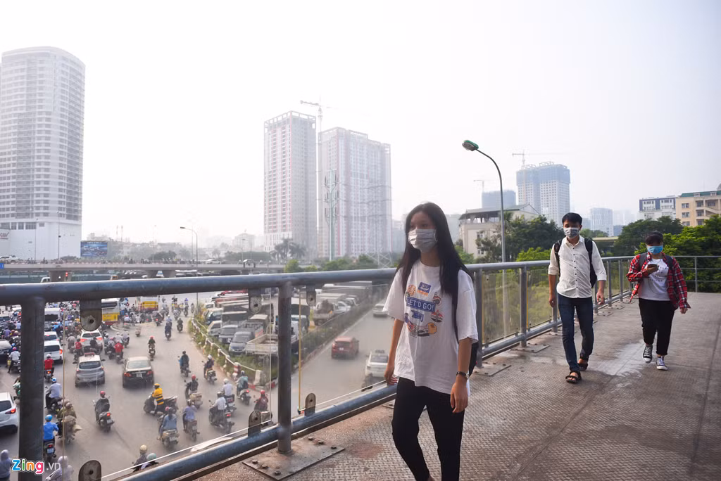Các nhà khoa học cho biết nếu thang AQI vượt quá 300 là mức nguy hại, cảnh báo sức khoẻ khẩn cấp, mọi người nên ở trong nhà, không nên đi ra ngoài.