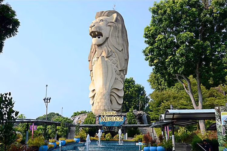 Do vậy, khi ở tầng 9 (miệng sư tử) và tầng 12 (đầu sư tử), du khách có thể ngắm cảnh đẹp Sentosa từ trên cao.