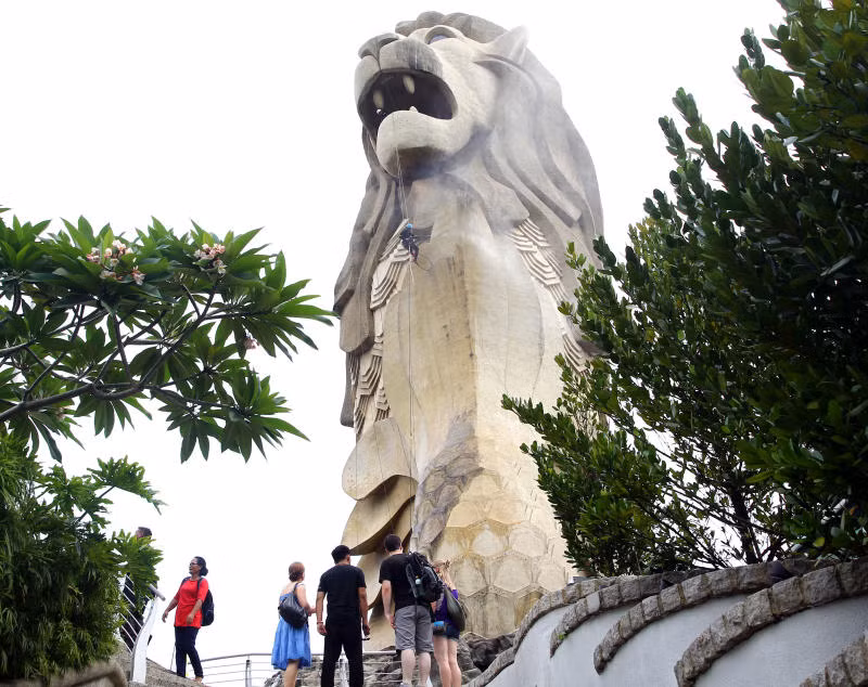 Ngay sau khi thông tin này được công bố, nhiều người dân ở Singapore cũng như thế giới thể hiện sự tiếc nuối khi công trình mang tính biểu tượng của đất nước sắp không còn.