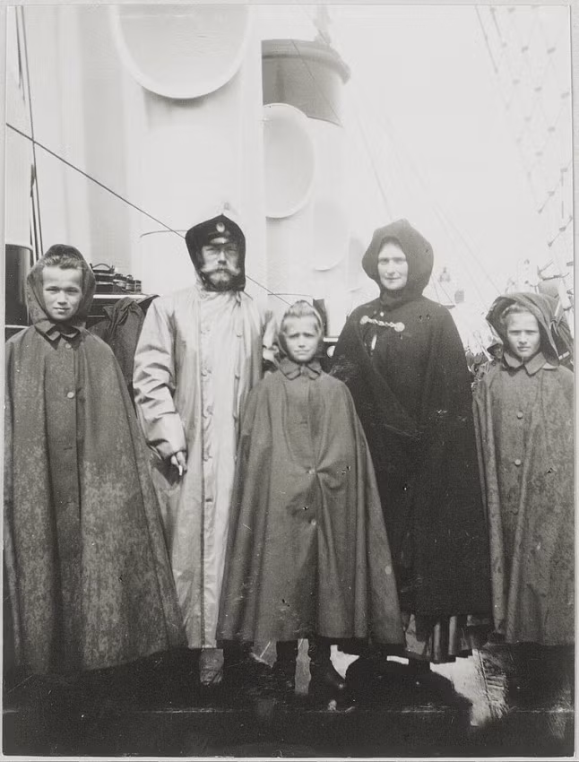 Sa hoàng Nicholas II cùng vợ con trong trang phục áo choàng dài.