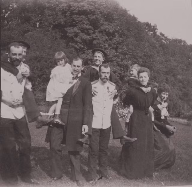 Sa hoàng Nicholas II tham gia một hoạt động vui chơi với người thân.