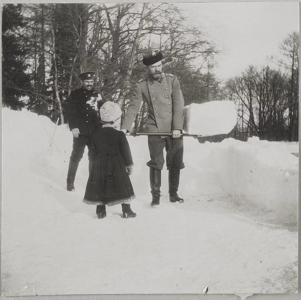 Sa hoàng Nicholas II cầm xẻng xúc khối tuyết khổng lồ trong chuyến đi chơi với gia đình.
