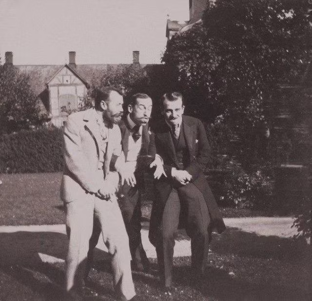Nhiều người không khỏi bất ngờ khi nhìn thấy Sa hoàng Nicholas II làm "mặt xấu" gây cười khi ở cùng hoàng tử Nicholas và một người bạn.