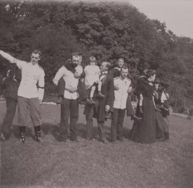 Khi ấy, Sa hoàng Nicholas II cõng trên lưng một bé trai.