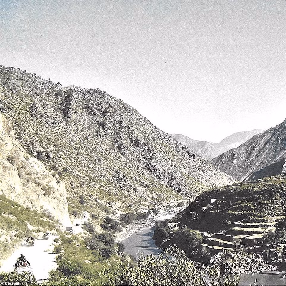 Theo CIA, phải mất 6 ngày đường, những thành viên đầu tiên của biệt đội JAWBREAKER đến Afghanistan thực hiện sứ mệnh truy quét khủng bố.