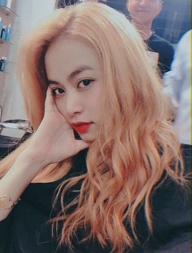 Cũng chỉ cách vài ngày, cô nàng lại xuất hiện rạng rỡ với màu cam nổi bật. Có thể thấy, Hoàng Thùy Linh diện màu tóc mới nào cũng đẹp. Vừa mới chơi màu vàng cam nổi trội, lại chuyển sang nhuộm highlight chất lừ, xong giờ lại chảnh như gái Tây với màu vàng trắng khói. Ảnh: Internet