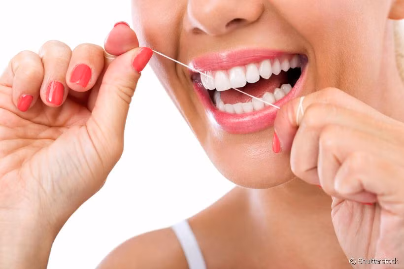 Một sai lầm nữa của nhiều người khi sử dụng chỉ nha khoa chăm sóc răng miệng là dùng loại chỉ to và xơ cứng. Ảnh: ortodontiagirondi.