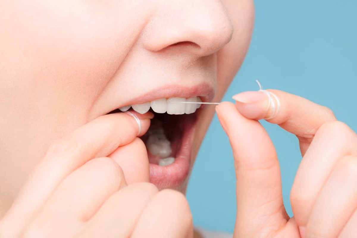 Một trong những sai lầm mà nhiều người mắc phải khi sử dụng chỉ nha khoa là sử dụng quá tiết kiệm. Ảnh: drcareimplant.