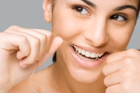 Trong khi đó, nhiều người lại quá mạnh tay khi sử dụng chỉ nha khoa. Ảnh: thuocbietduoc.