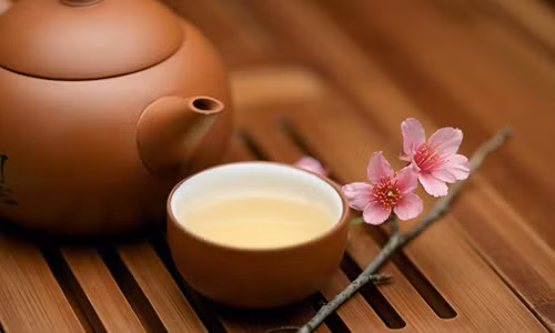  Uống trà. Bạn có biết rằng, nếu như hàng ngày, bạn thay thế cà phê latte hay sô cô la nóng bằng một tách cà phê hòa tan hoặc trà, bạn có thể bớt được từ 150 đến 500 calorie mỗi ngày. Qua giai đoạn ba tháng mùa đông, trước và sau kì nghỉ lễ, bạn có thể bớt được tổng cộng 21,000 calories tương đương 6 pounds chất béo cơ thể. 