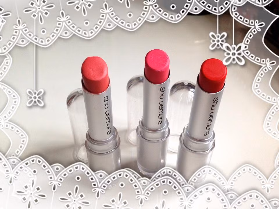 Son lì Shu uemura. Loại son lì hiện đại này sẽ làm cho đôi môi bạn gợi cảm hơn với công thức mịn, dưỡng ẩm và lâu phai. Shu Uemura Rouge Unlimited Supreme có rất nhiều màu sắc cho bạn lựa chọn: hồng, đỏ, nâu, be…