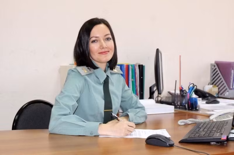 Thiếu tá Yulia Gladysheva từ Ivanovo duyên dáng trong bộ đồng phục màu xanh.
