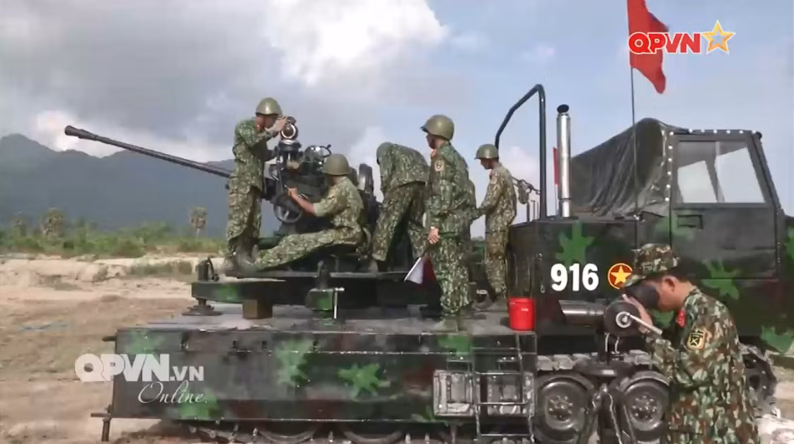 Theo đó với việc được cơ giới hóa khả năng cơ động của các mẫu pháo kéo và pháo phòng không sẽ nâng lên đáng kể. Không chỉ trong di chuyển hành quân mà còn cả trong triển khai và thu khí tài. Mặt khác biên chế pháo thủ cho các tổ hợp vũ khí tự hành cũng sẽ được giảm xuống so với tổ đội pháo thông thường khi một số vị trí đã được tối ưu hóa. Nguồn ảnh: QPVN.