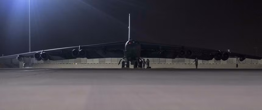 Trong đợt bổ sung sức mạnh quân sự lần này, Mỹ còn triển khai thêm một phi đội máy bay ném bom trong đó gồm cả "pháo đài bay" B-52. Các máy bay từ căn cứ không quân Barksdale tại bang Louisiana được thông báo hạ cánh ở Qatar và một số căn cứ khác ở Nam Á trong vài ngày qua. Ảnh: AP.