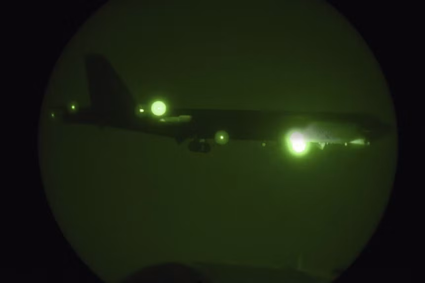 Không quân Mỹ hôm 9/5 công bố hình ảnh "pháo đài bay" B-52H hạ cánh tại sân bay quân sự Al Udeid tại Qatar. Ảnh: AP.