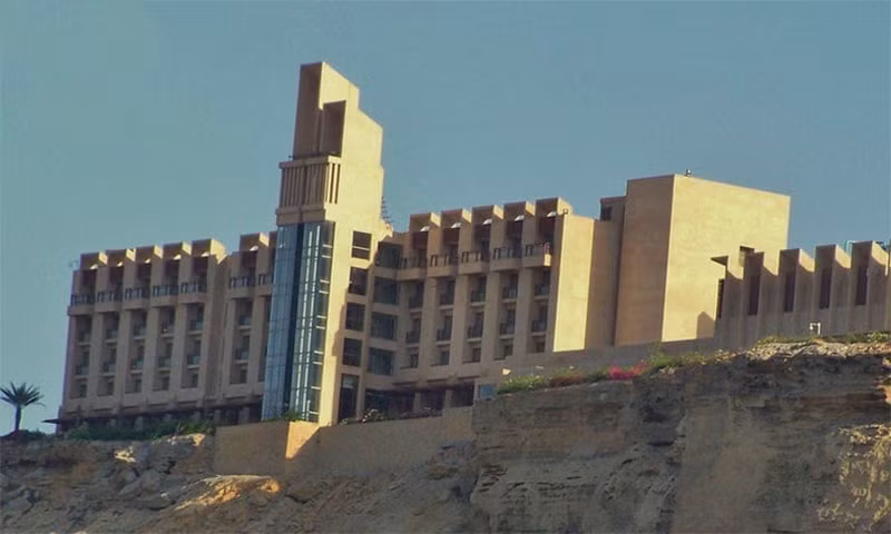 Khach san 5 sao o Pakistan bi tan cong nhieu du khach bi thuong