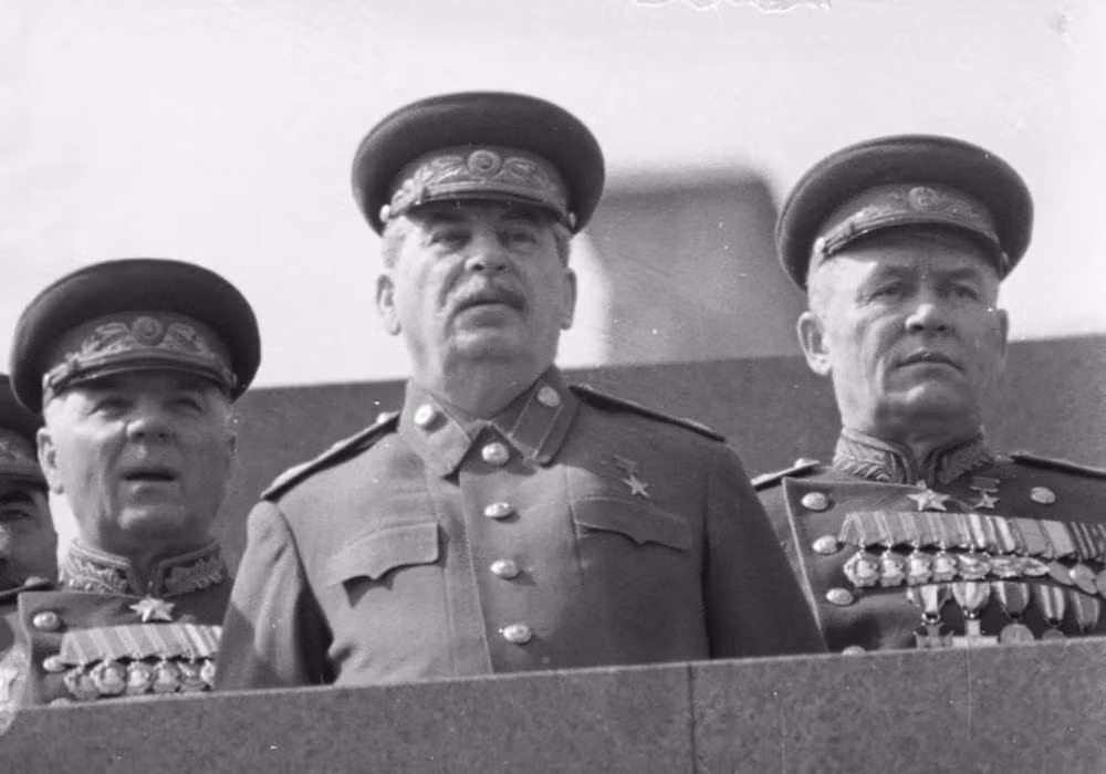 Lãnh tụ tối cao Liên Xô Iosif Stalin và Nguyên soái không quân K.A. Vershinin (phải) trong một cuộc duyệt binh trên Quảng trường Đỏ vào năm 1946.
