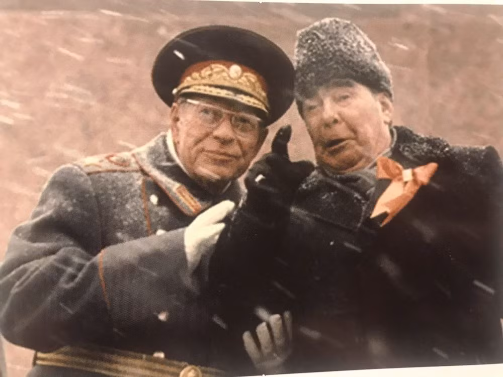 Nguyên soái Liên Xô D.F. Ustinov và lãnh đạo tối cao Liên Xô L.I. Brezhnev trong một cuộc duyệt binh vào năm 1979.