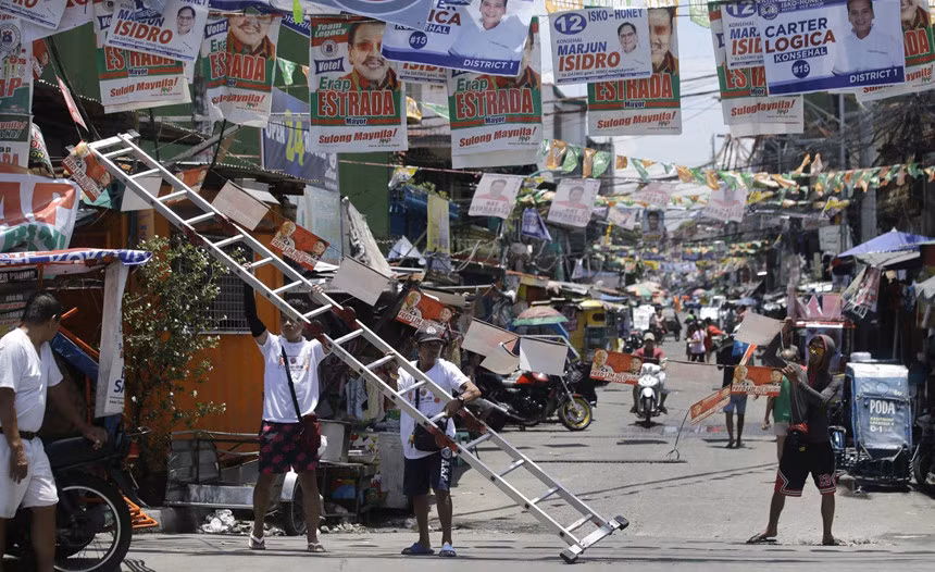 Biển hiệu treo đầy đường ở quận ổ chuột Tondo của Manila. Bản thân Tổng thống Duterte hiện vẫn có được tỷ lệ ủng hộ cao, với các thăm dò cho thấy con số này lên tới 70%. Các thăm dò khác cho thấy nhiều thượng nghị sĩ ủng hộ ông Duterte sẽ giành chiến thắng trong bầu cử sắp tới. Ảnh: AP.