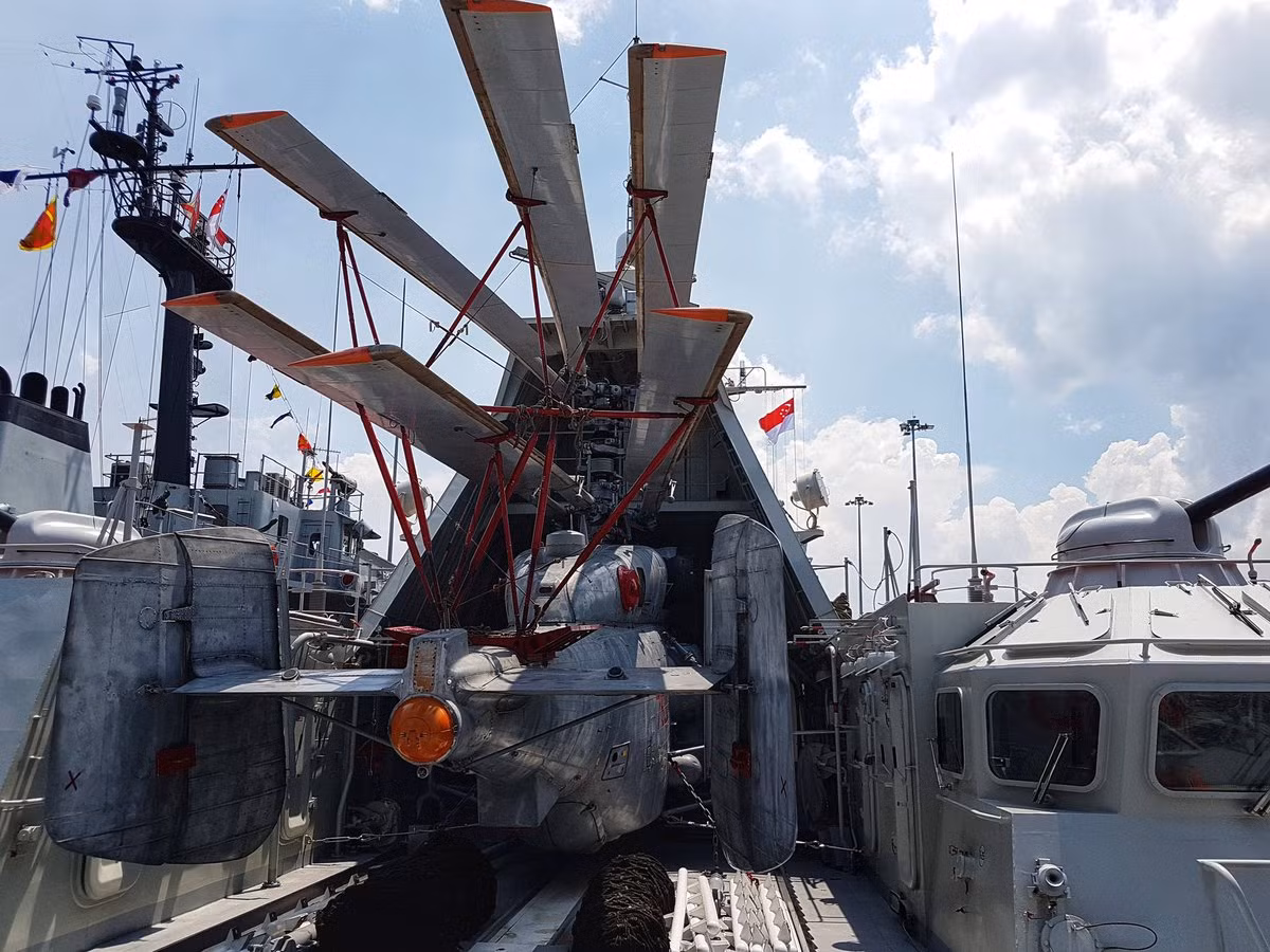 Trong ảnh là trực thăng Ka-28 thuộc Hải quân Việt Nam khi làm nhiệm vụ cùng các tàu hộ vệ Gepard, trong khoang chứa máy bay nửa kín nửa hở kiểu cũ.