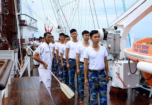 Theo truyền thuyết, nghi lễ nhằm cảm ơn của những người đi biển đối với các vị thần, đặc biệt là thần biển-người đã chở che, giúp đỡ để các thủy thủ có đủ sức mạnh tinh thần và thể chất điều khiển con tàu vượt qua những thử thách, chông gai của hải trình. Ảnh: Thủy thủ nhanh chóng có mặt trên boong tàu để làm các thủ tục mô phỏng nghi lễ.