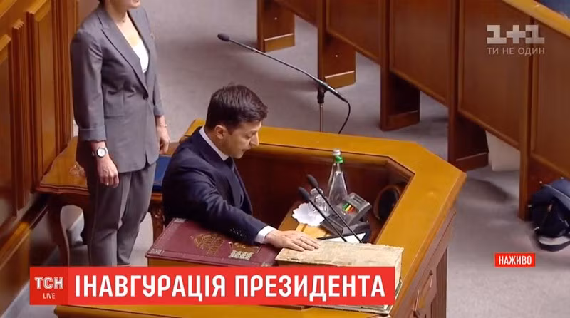 Toàn cảnh lễ nhậm chức Tổng thống Ukraine của ông Zelensky - Hình 7 Toan canh le nham chuc Tong thong Ukraine cua ong Zelensky-Hinh-7