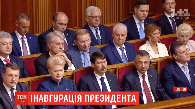 Toàn cảnh lễ nhậm chức Tổng thống Ukraine của ông Zelensky - Hình 3 Toan canh le nham chuc Tong thong Ukraine cua ong Zelensky-Hinh-3