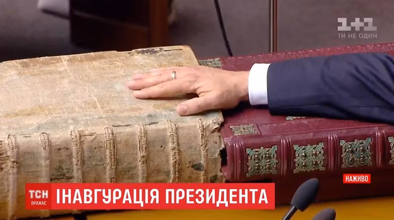 Toàn cảnh lễ nhậm chức Tổng thống Ukraine của ông Zelensky - Hình 4 Toan canh le nham chuc Tong thong Ukraine cua ong Zelensky-Hinh-4