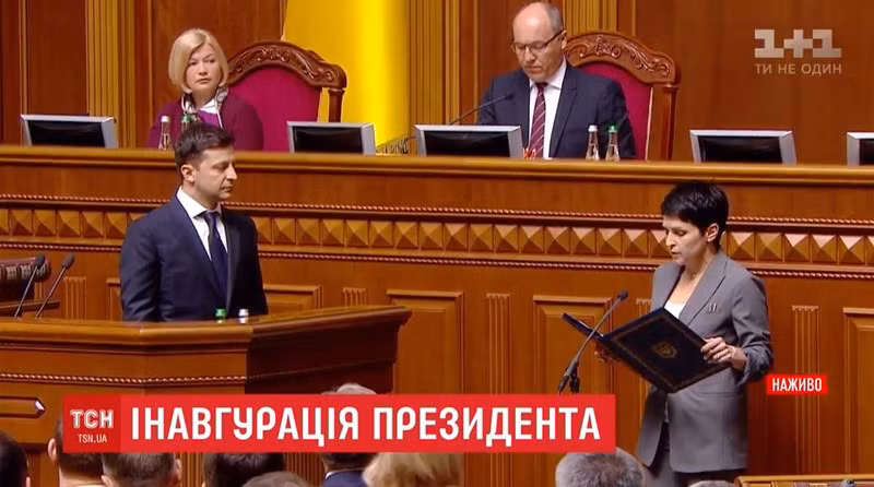 Toàn cảnh lễ nhậm chức Tổng thống Ukraine của ông Zelensky - Hình 2 Toan canh le nham chuc Tong thong Ukraine cua ong Zelensky-Hinh-2