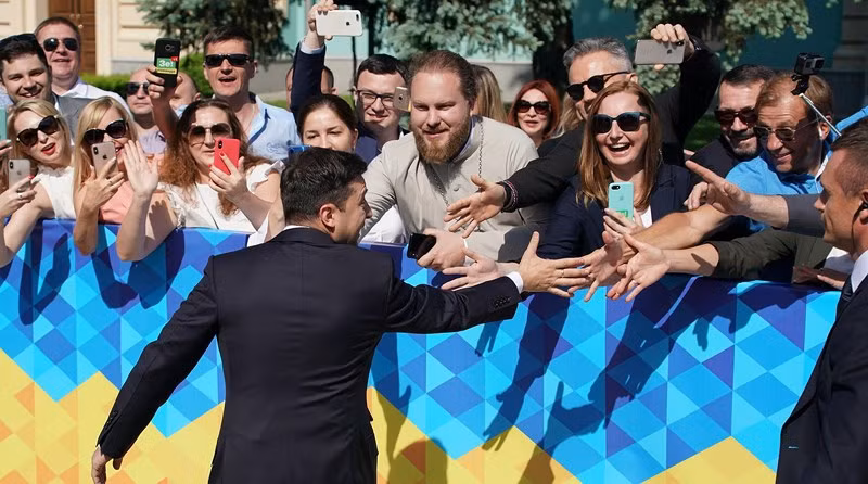Toàn cảnh lễ nhậm chức Tổng thống Ukraine của ông Zelensky - Hình 9 Toan canh le nham chuc Tong thong Ukraine cua ong Zelensky-Hinh-9