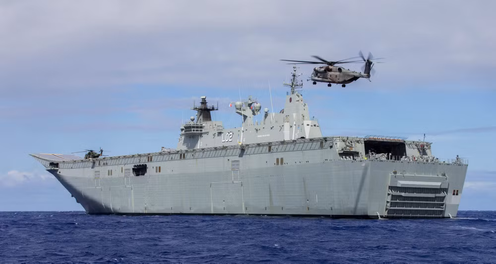 Tàu đổ bộ mang trực thăng (LHD) lớp Canberra với chiếc đầu tiên cùng tên mang số hiệu L02 chính là chiến hạm mặt nước lớn nhất hiện nay trong biên chế hải quân hoàng gia Australia.