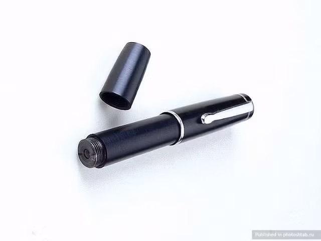Một chiếc camera giấu kín được giấu trong chiếc bút này nhằm mục đích chụp ảnh lại các tài liệu quan trọng.