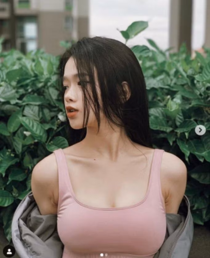 Không thể phủ nhận rằng cô nàng đang ngày một xinh ra, nhưng sự phát triển quá nhanh của vòng 1 đã nhiều lần khiến Linh Ka dính vào nghi vấn dao kéo, độn…