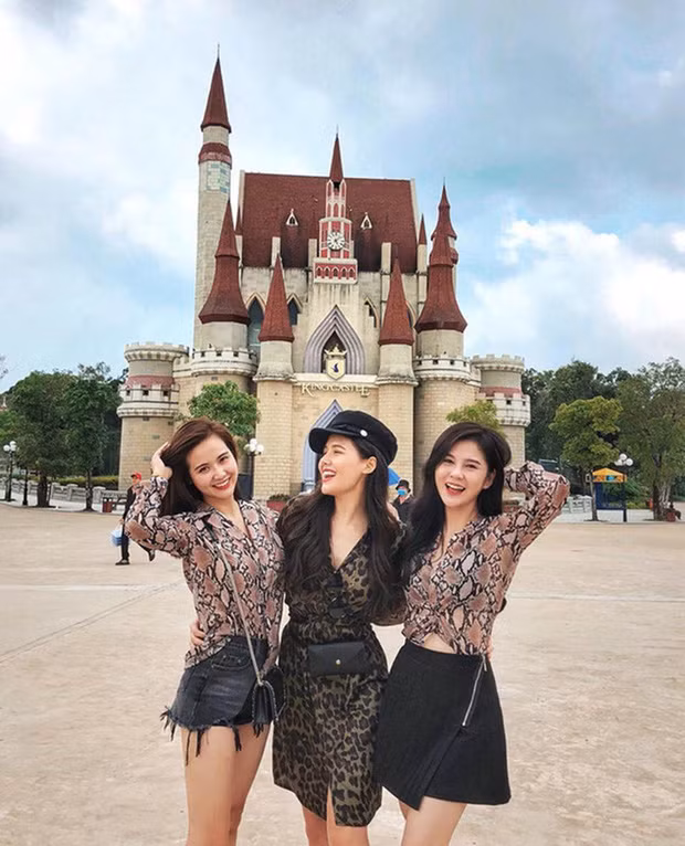 Thân thiết với nhau ngoài cuộc sống, Thu Hoài, Huyền Lizzie, Phanh Lee thường xuyên bên cạnh, đi du lịch và đăng ảnh cùng nhau. Hội bạn thân toàn hot girl đình đám này cùng cuốn hút bởi ngoại hình, gương mặt sáng giá. Bộ ba mỹ nhân sinh năm 1990 luôn là cái tên được nhắc đến và xuất hiện nhiều trên vũ trụ VTV trong suốt thời gian vừa qua.