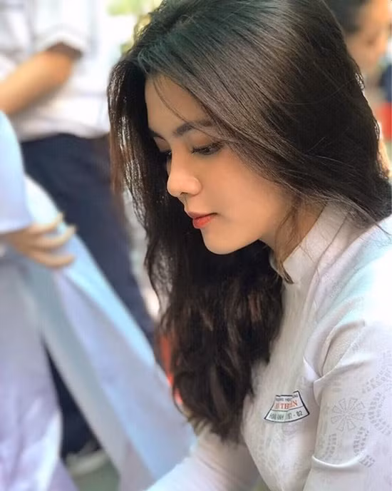 Khuôn mặt của hot girl này chẳng có một chút khuyết điểm nào với đôi mắt to tròn long lanh, sống mũi cao nhỏ nhắn, đôi môi chúm chím đáng yêu.