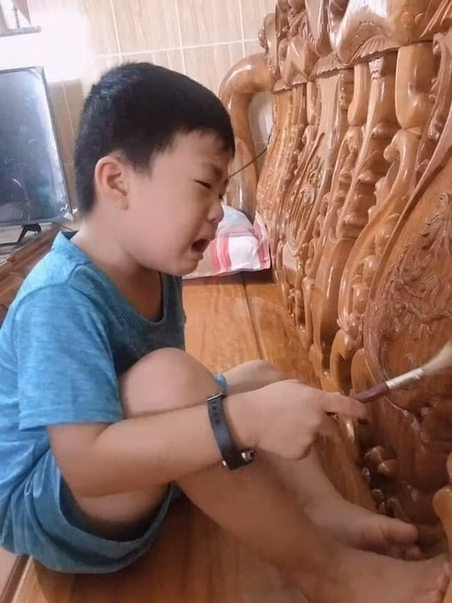 ''Nhìn bộ bàn ghế mà thấy tức á''.