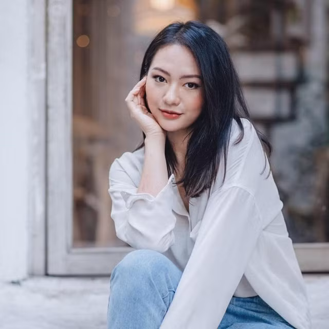 Bên cạnh việc học, cô còn đảm nhận vai trò người mẫu ảnh.