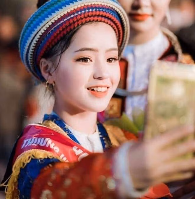 Ngoài thời gian lên lớp, Vàng Thị Sinh cũng phụ giúp mẹ bán đồ cho khách du lịch.