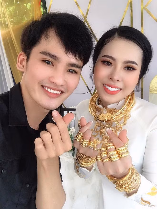 Ngoài chị gái, bố mẹ cô dâu còn tặng thêm 1 chiếc kiềng, 1 vòng, 1 đôi bông tai và 1 nhẫn vàng cho con gái.