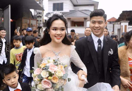 Đám cưới của Duy Mạnh - Quỳnh Anh gây chú ý với trang phục cưới từ giày, lễ phục, phụ kiện đều là hàng hiệu đắt đỏ. Đôi giày mà cả hai mang đều đến từ những thương hiệu đắt đỏ có giá hơn 1.500 USD. Nhẫn cưới của cặp đôi có giá hơn 1.650 USD/chiếc.