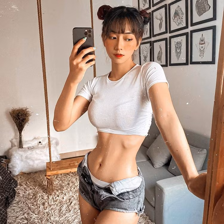 Nếu theo dõi hot girl Lê Bống trên mạng xã hội, có thể thấy hình ảnh nóng bỏng của cô nàng 25 tuổi không có gì lạ lẫm. Ảnh: Facebook nhân vật