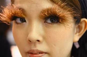 Ngoài trào lưu trend “chổi xể” thì trước đó cũng có rất nhiều phong trào làm mi còn dị hơn.