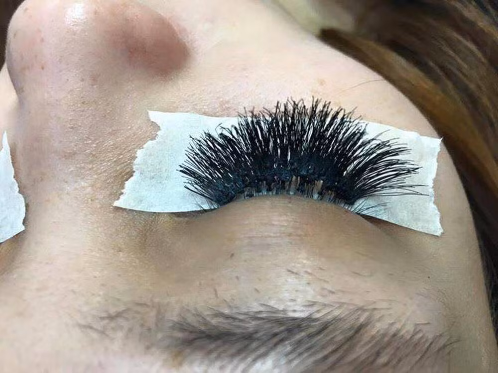 Nhiều người không khỏi tỏ ra bất ngờ trước cách làm mi cực di này. Không biết cả người làm lẫn vị khách thấy đẹp ở đâu nữa.